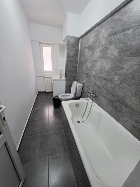 Unirii, rond Alba Iulia, pe Decebal, 15 minute metrou Piata Muncii.