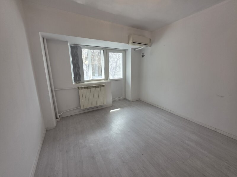 Unirii, rond Alba Iulia, pe Decebal, 15 minute metrou Piata Muncii.