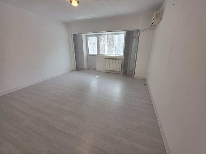 Unirii, rond Alba Iulia, pe Decebal, 15 minute metrou Piata Muncii.