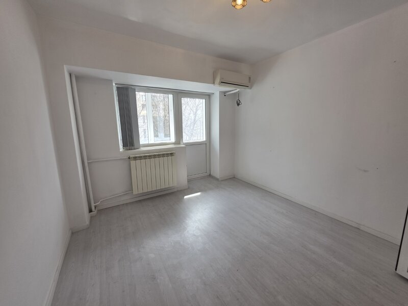 Unirii, rond Alba Iulia, pe Decebal, 15 minute metrou Piata Muncii.