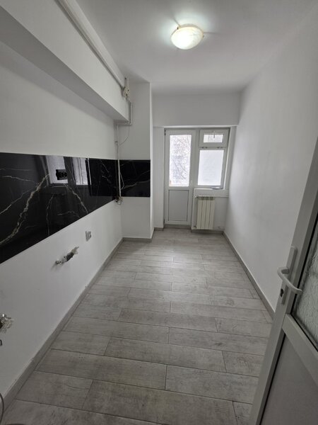 Unirii, rond Alba Iulia, pe Decebal, 15 minute metrou Piata Muncii.