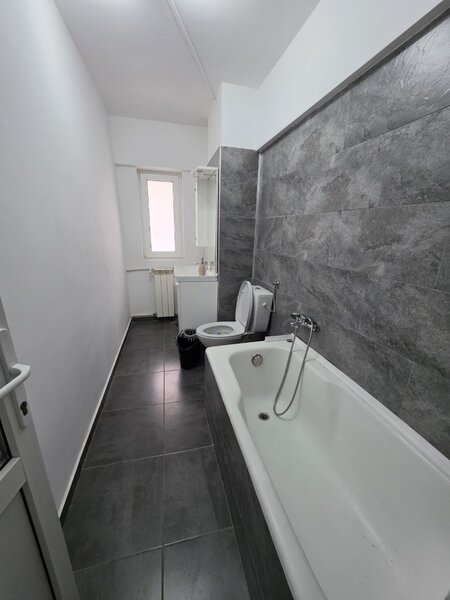 Unirii, rond Alba Iulia, pe Decebal, 15 minute metrou Piata Muncii.