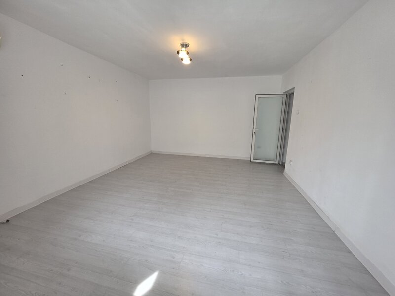 Unirii, rond Alba Iulia, pe Decebal, 15 minute metrou Piata Muncii.